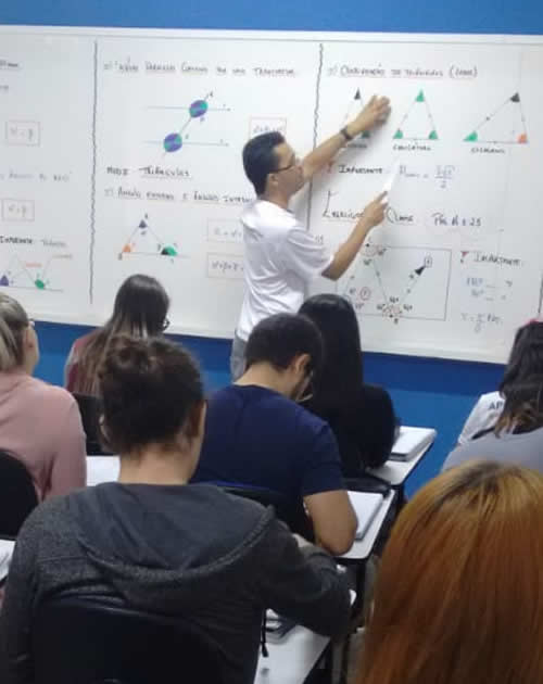 Alunos estudando
